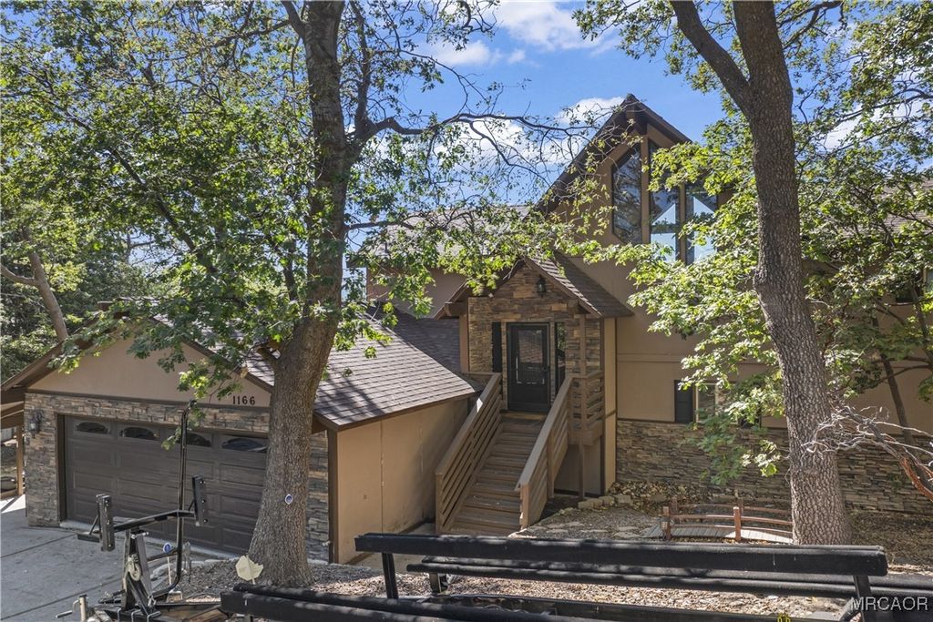 Photo of 1166 Nadelhorn Drive, Lake Arrowhead, CA 92352 (MLS # 32502887)