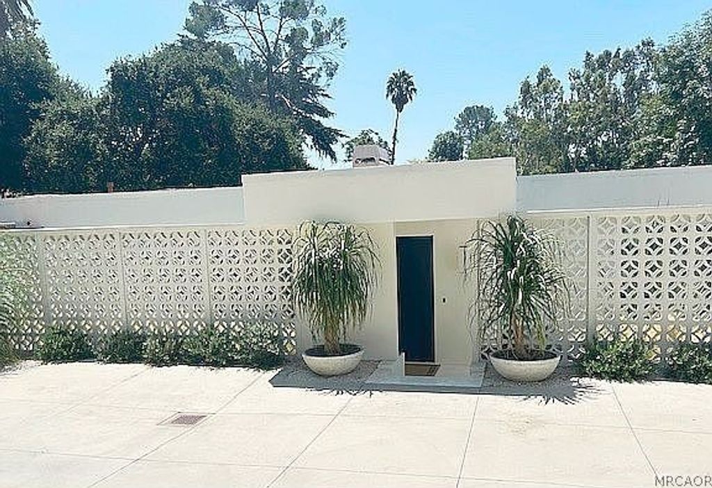 Photo of 1030 San Rafael Ln Ln, Pasadena, CA 91105 (MLS # 32600565)