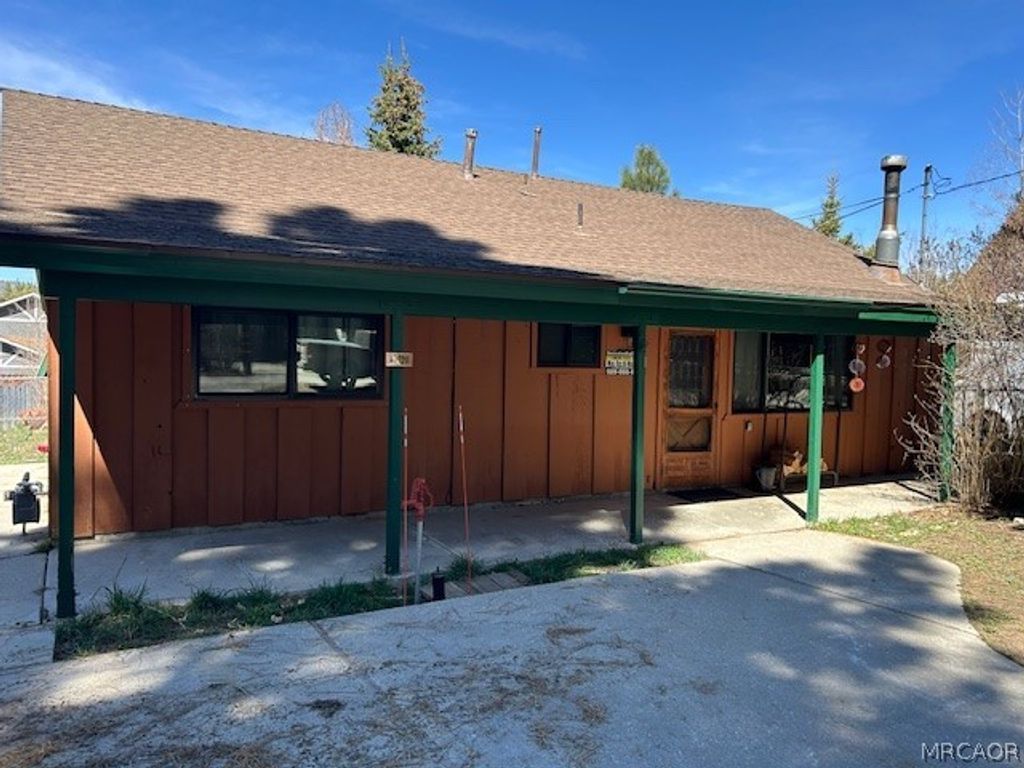 Photo of 42720 Peregrine Avenue, Big Bear Lake, CA 92315 (MLS # 32600605)