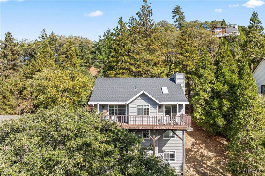 Photo of 1242 Evergreen Lane, Lake Arrowhead, CA 92352 (MLS # 32502425)