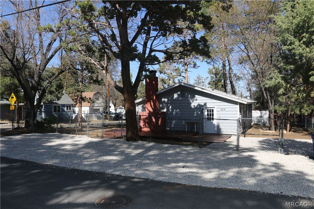 Photo of 509 Moreno Lane, Sugarloaf, CA 92386 (MLS # 32600955)