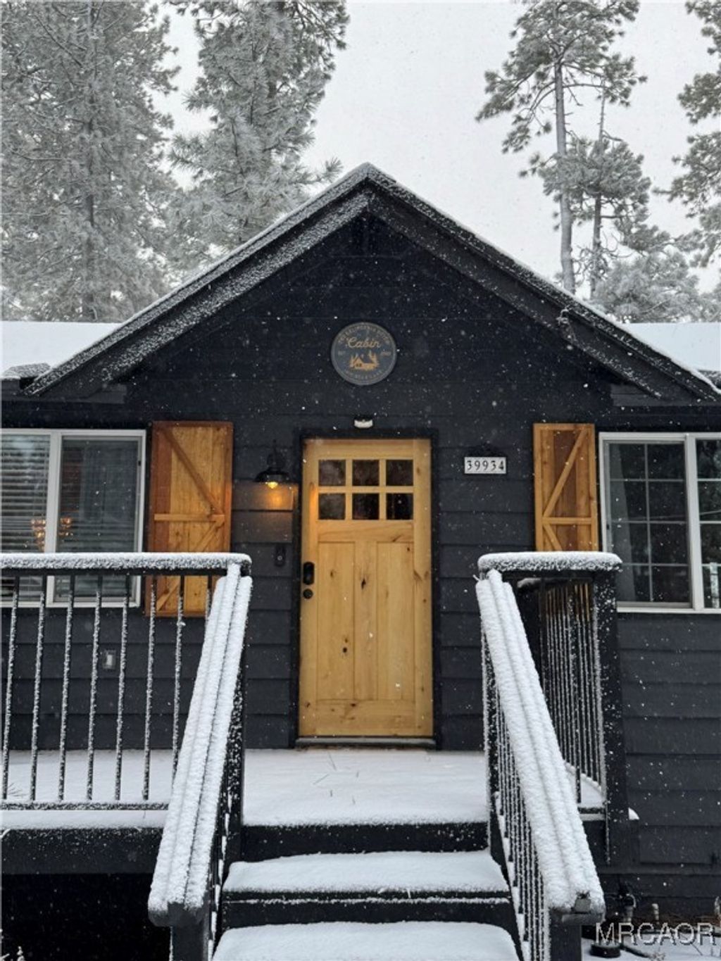 Photo of 39934 Forest Road, Big Bear Lake, CA 92315 (MLS # 32502230)