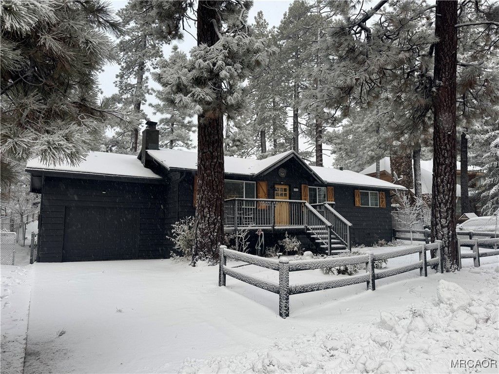 Photo of 39934 Forest Road, Big Bear Lake, CA 92315 (MLS # 32502230)