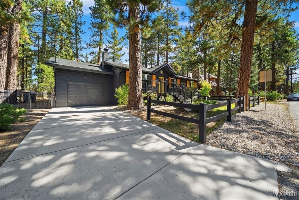 Photo of 39934 Forest Road, Big Bear Lake, CA 92315 (MLS # 32502230)