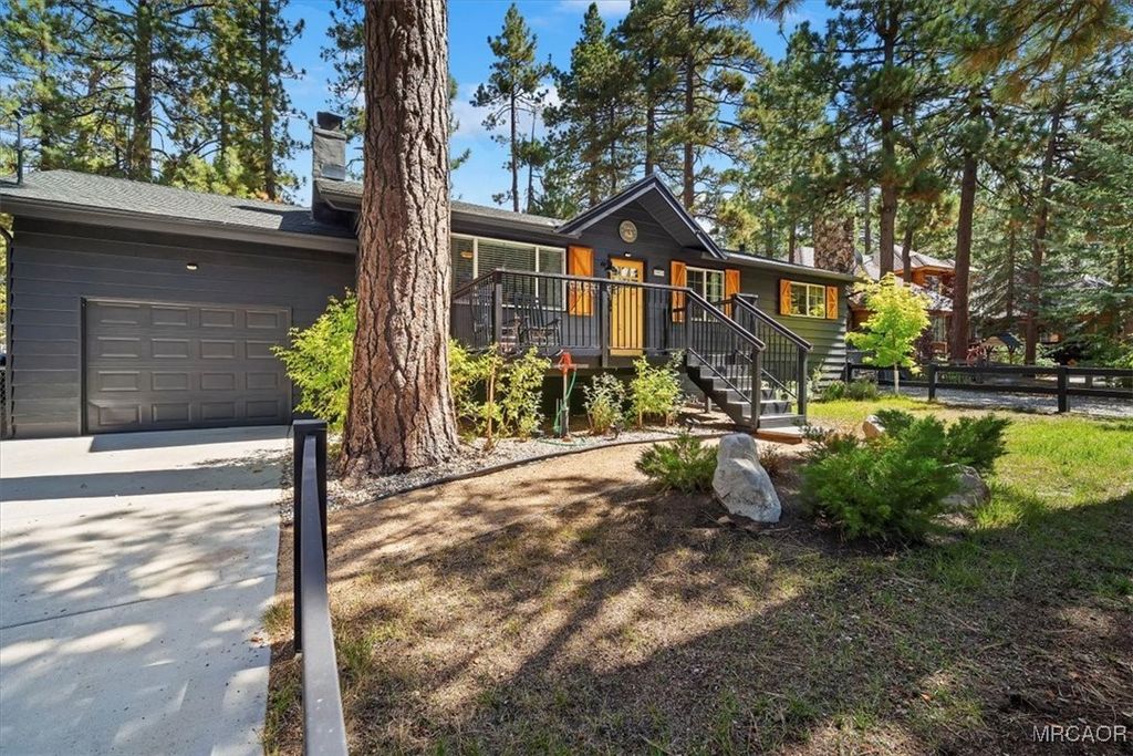 Photo of 39934 Forest Road, Big Bear Lake, CA 92315 (MLS # 32502230)