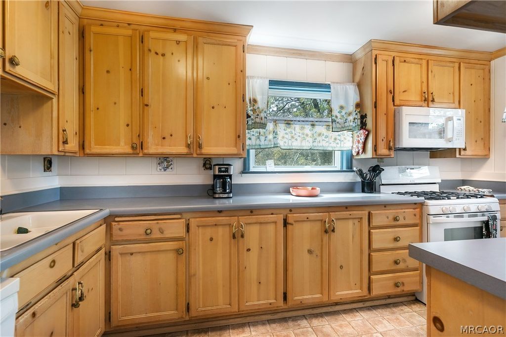 Photo of 2726 View Drive, Running Springs, CA 92382 (MLS # 32601016)