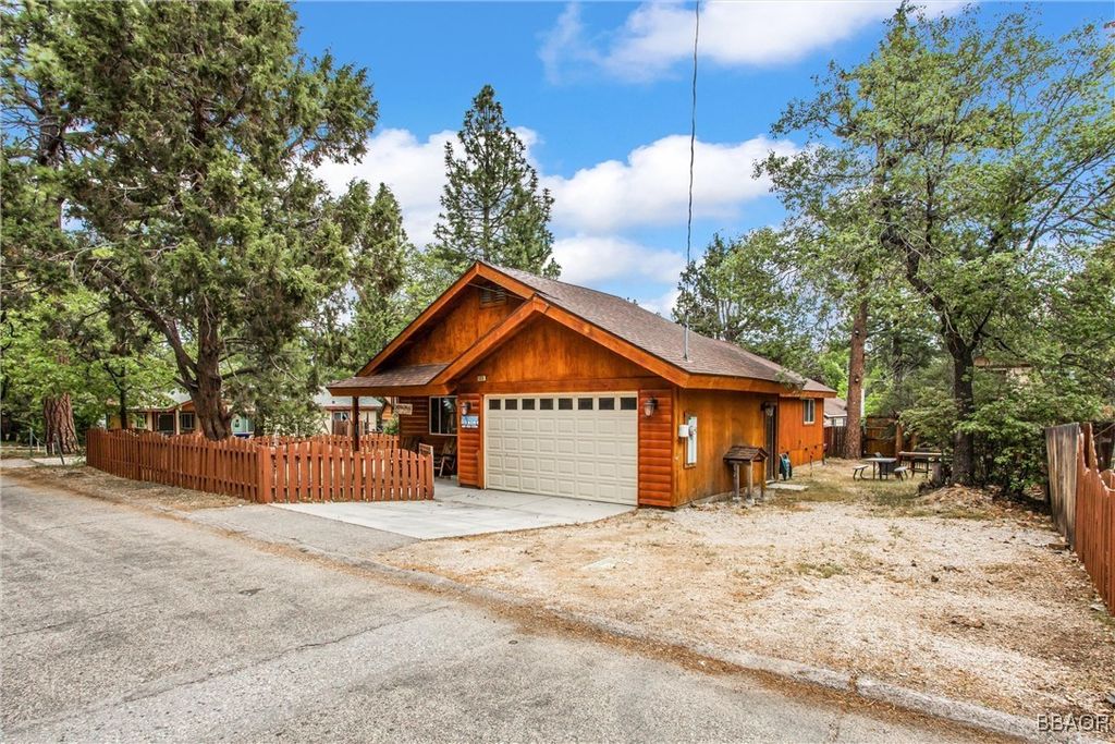 Photo of 533 Sunset Lane, Sugarloaf, CA 92386 (MLS # 32501430)