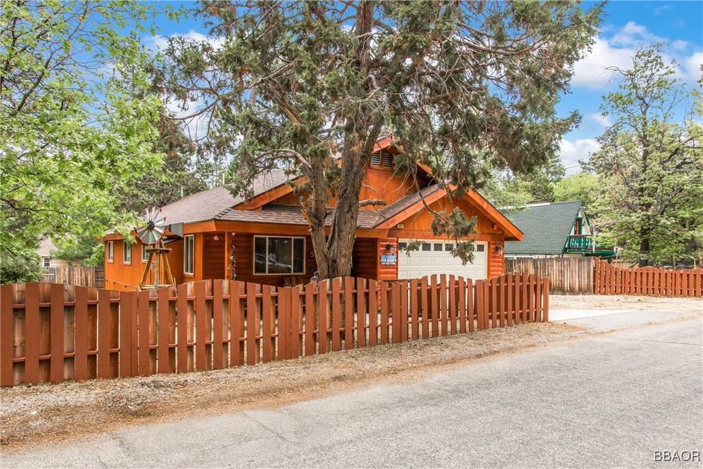 Photo of 533 Sunset Lane, Sugarloaf, CA 92386 (MLS # 32501430)