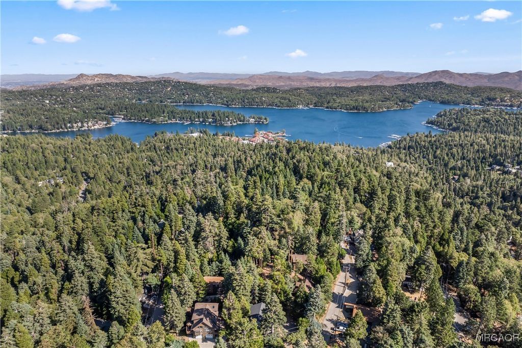 Photo of 695 Buckingham Square, Lake Arrowhead, CA 92352 (MLS # 32502261)