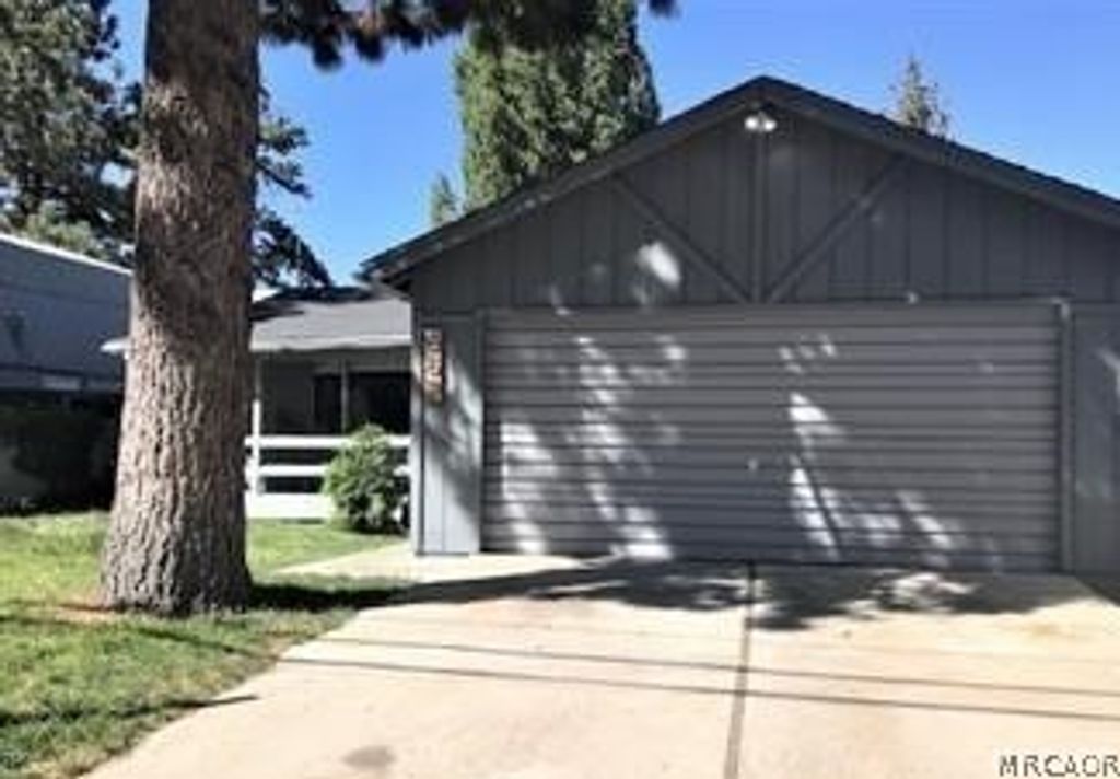 Photo of 657 W Valley Boulevard, Big Bear City, CA 92314 (MLS # 32601035)