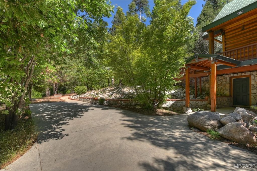 Photo of 29729 Katharine Way, Cedar Glen, CA 92321 (MLS # 32600007)