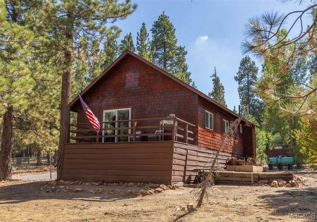 Photo of 39961 Lakeview Drive, Big Bear Lake, CA 92315 (MLS # 32502338)