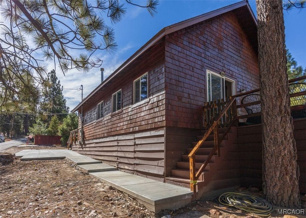 Photo of 39961 Lakeview Drive, Big Bear Lake, CA 92315 (MLS # 32502338)