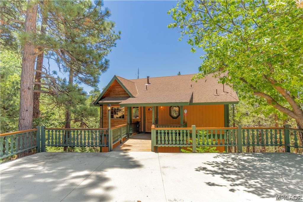 Photo of 696 Menlo Drive, Big Bear Lake, CA 92315 (MLS # 32601412)