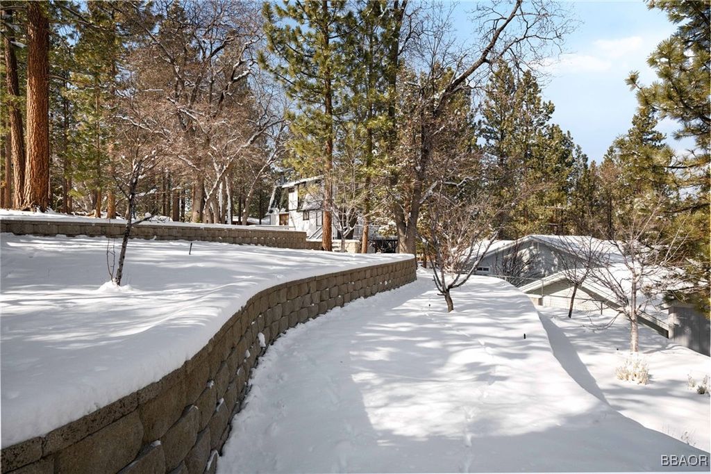 Photo of 42377 Paramount Road, Big Bear Lake, CA 92315 (MLS # 32500265)