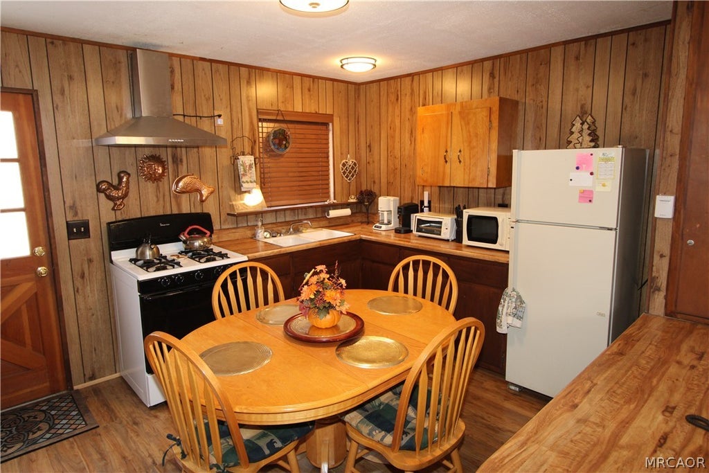 Photo of 323 Hilltop Lane, Big Bear City, CA 92314 (MLS # 32602319)