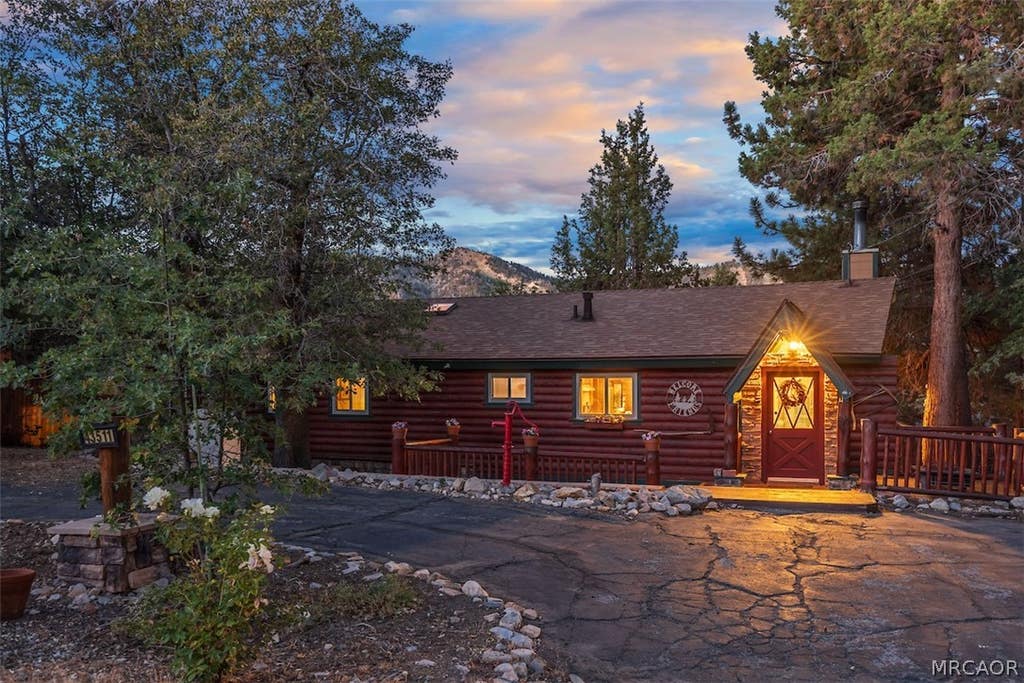 Photo of 43511 Villa Grove Avenue, Big Bear Lake, CA 92315 (MLS # 32601749)