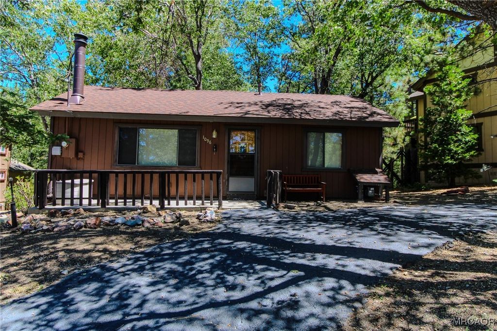 Photo of 1096 Menlo Drive, Big Bear Lake, CA 92315 (MLS # 32502844)