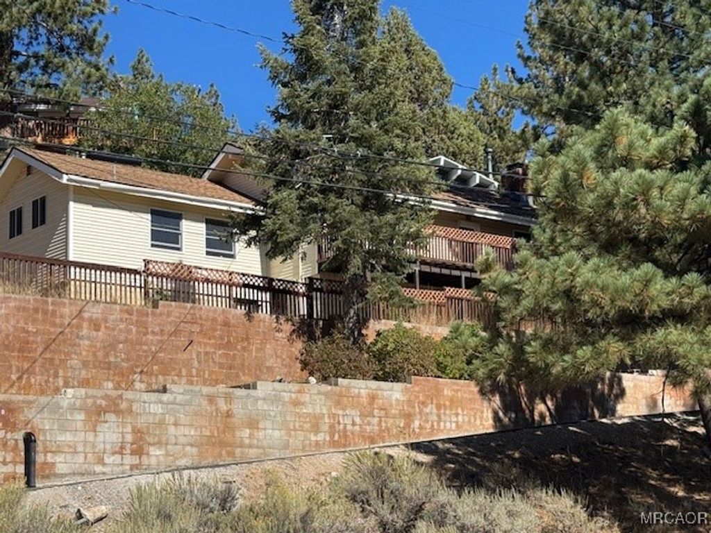 Photo of 39256 N Shore Drive, Fawnskin, CA 92333 (MLS # 32502296)