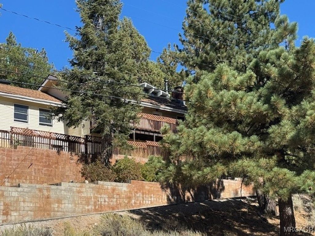 Photo of 39256 N Shore Drive, Fawnskin, CA 92333 (MLS # 32502296)