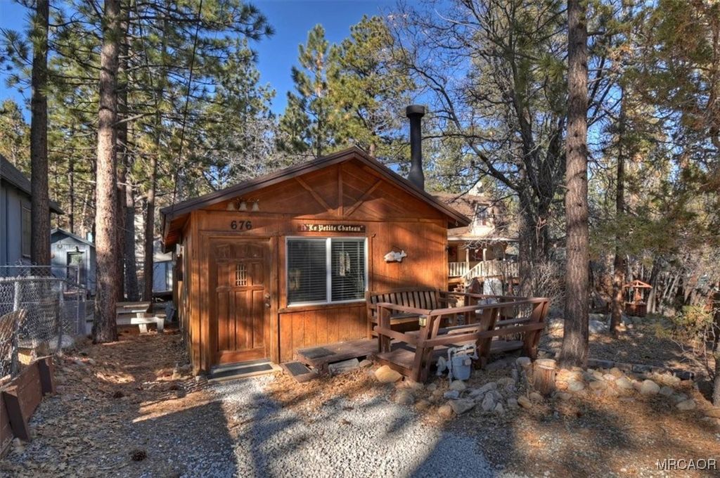 Photo of 676 Pine Lane Ln, Sugarloaf, CA 92386 (MLS # 32600135)