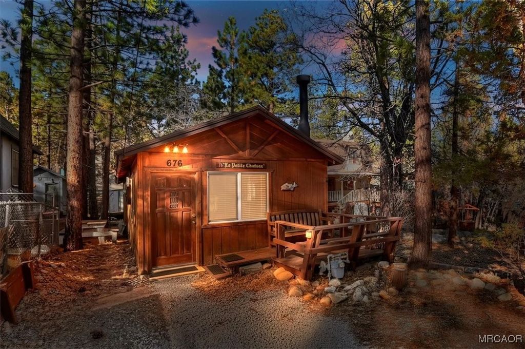 Photo of 676 Pine Lane Ln, Sugarloaf, CA 92386 (MLS # 32600135)