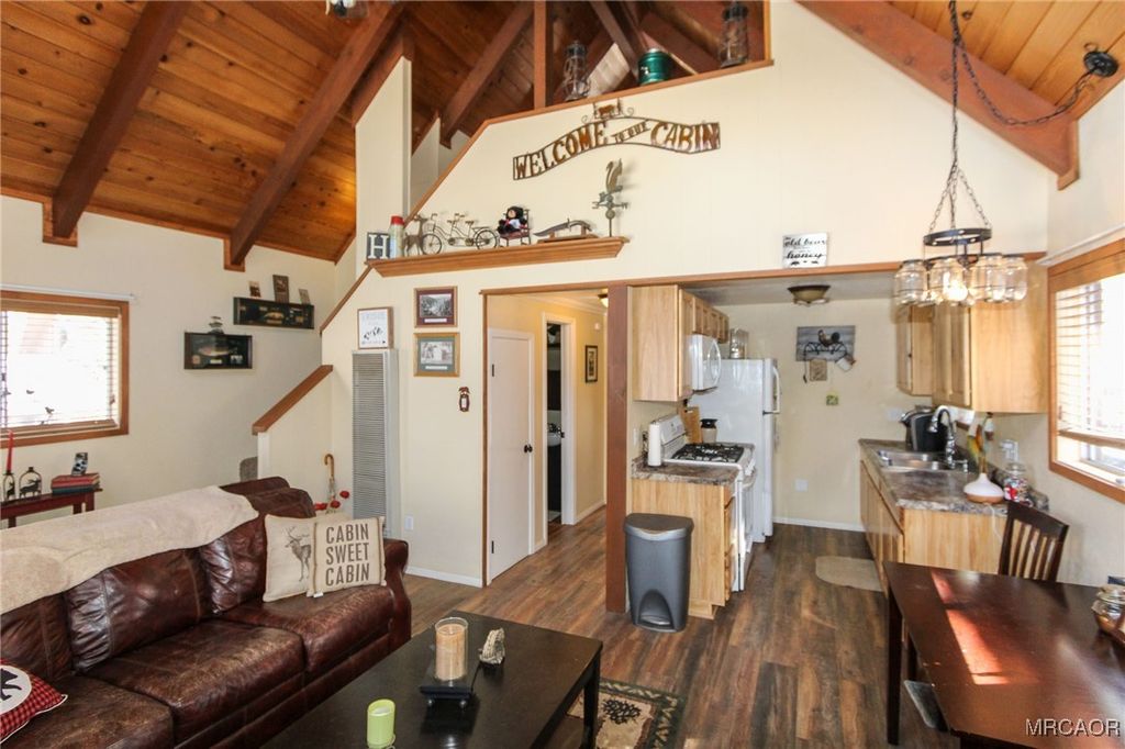 Photo of 771 Victoria Lane, Sugarloaf, CA 92386 (MLS # 32502493)