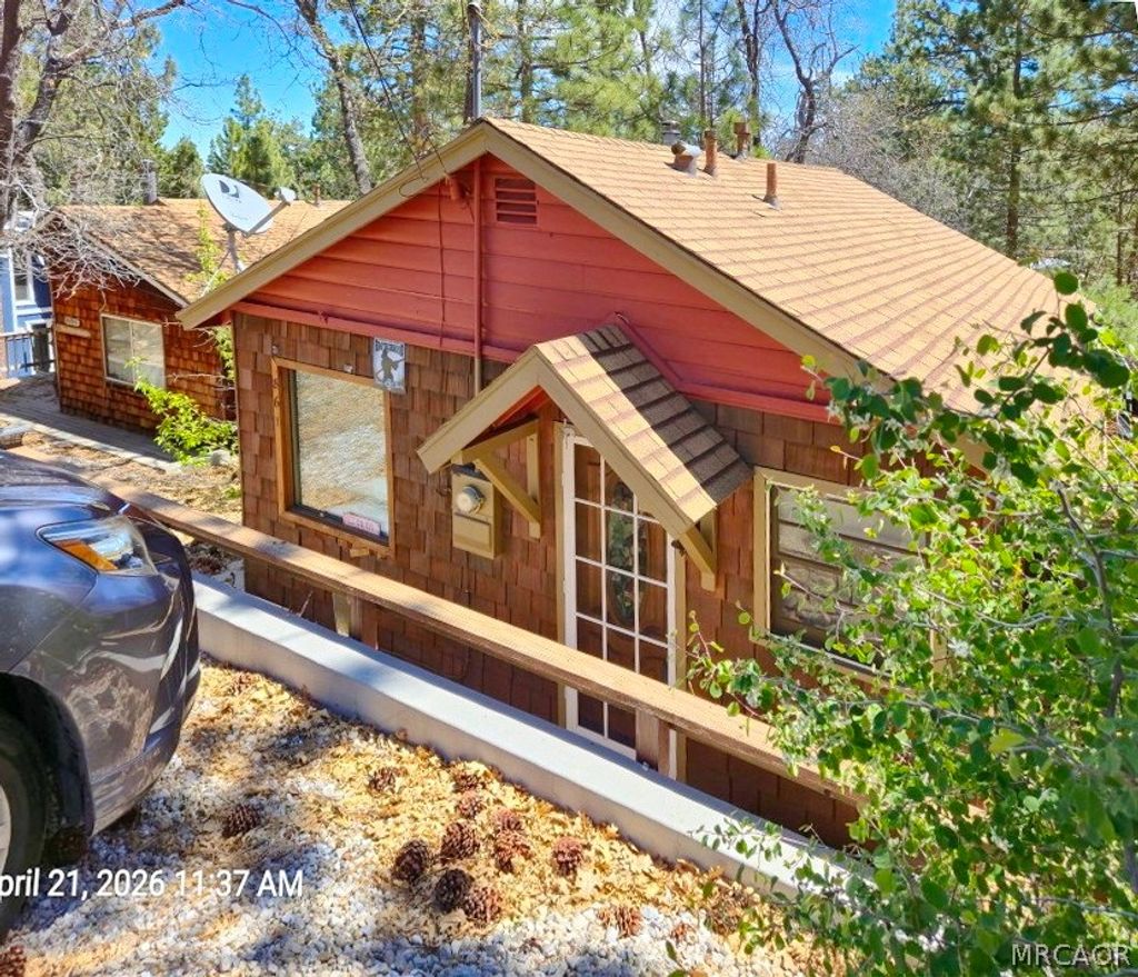 Photo of 861 Santa Barbara Avenue, Sugarloaf, CA 92386 (MLS # 32600872)