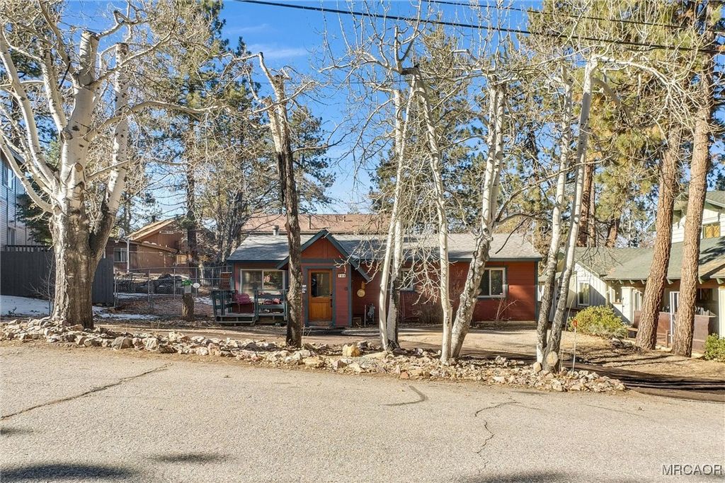 Photo of 794 St Moritz Drive, Big Bear Lake, CA 92315 (MLS # 32502769)