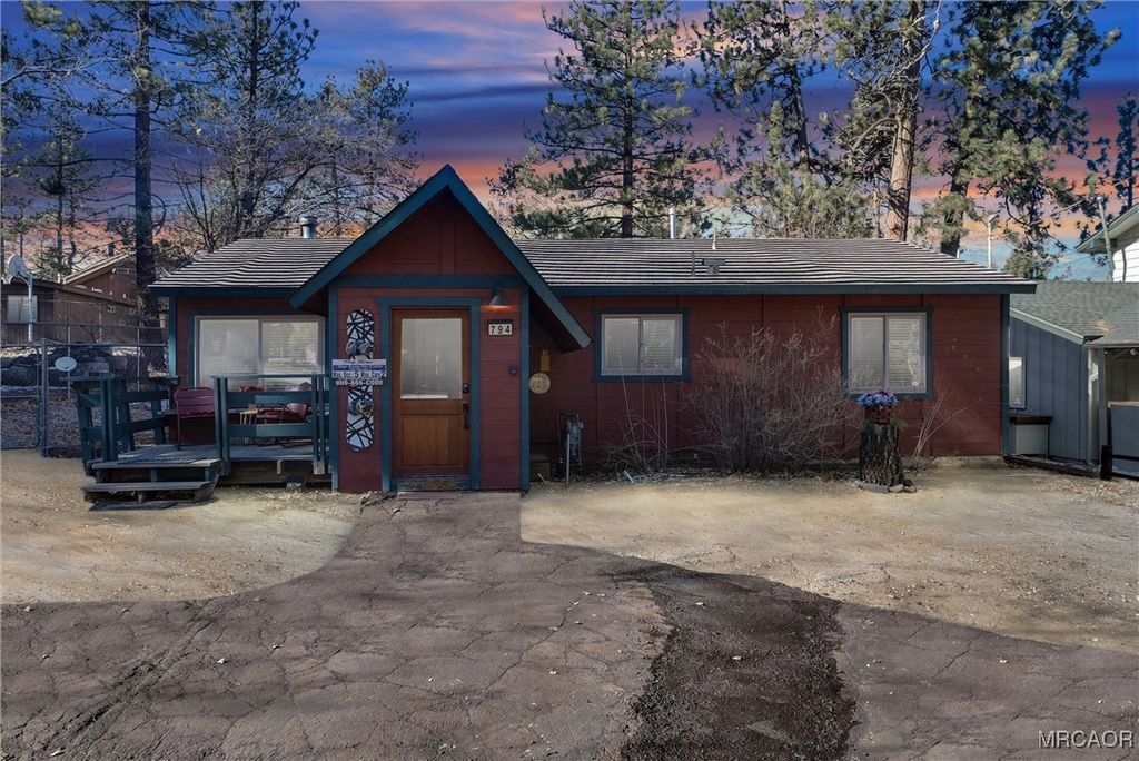 Photo of 794 St Moritz Drive, Big Bear Lake, CA 92315 (MLS # 32502769)