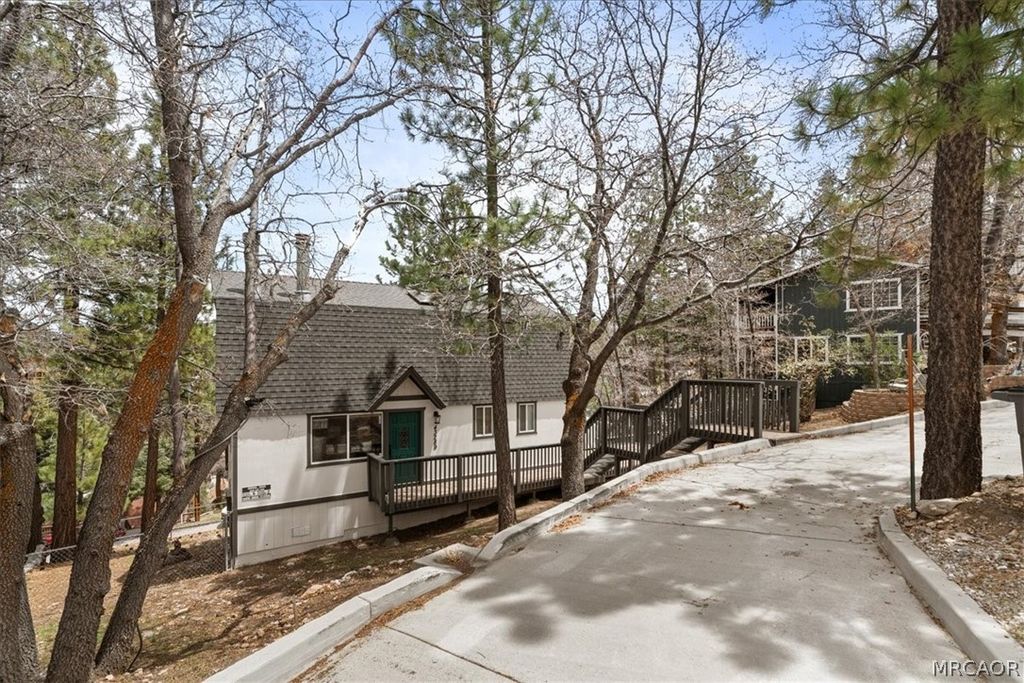 Photo of 43289 Shasta Road, Big Bear Lake, CA 92315 (MLS # 32600548)