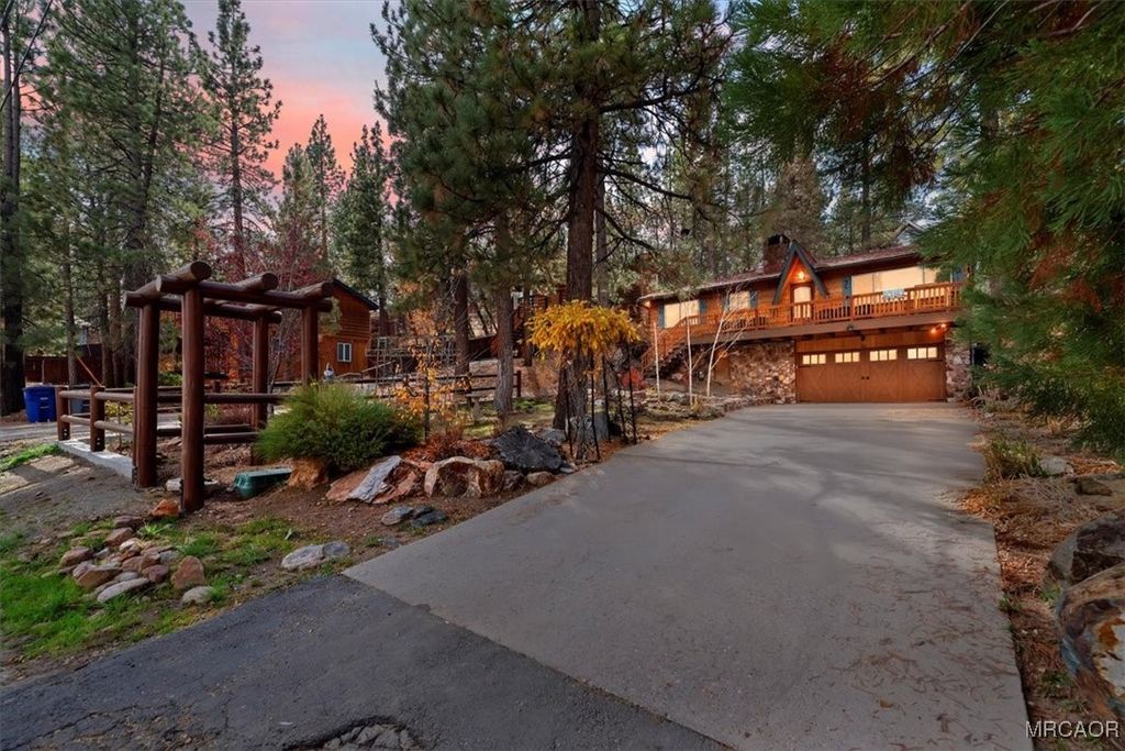 Photo of 432 Temple Lane, Big Bear Lake, CA 92315 (MLS # 32502663)