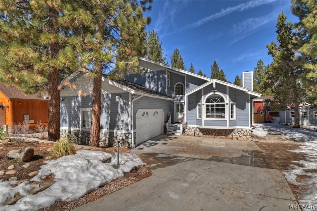Photo of 737 E Mountain View Blvd, Big Bear Lake, CA 92314 (MLS # 32600338)
