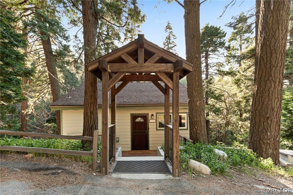 Photo of 576 Kuffel Canyon Road, Lake Arrowhead, CA 92352 (MLS # 32600525)