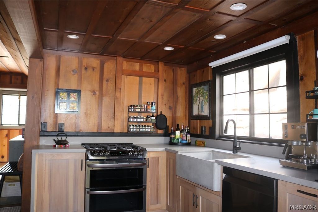 Photo of 260 Nolan Trail, Fawnskin, CA 92333 (MLS # 32600663)