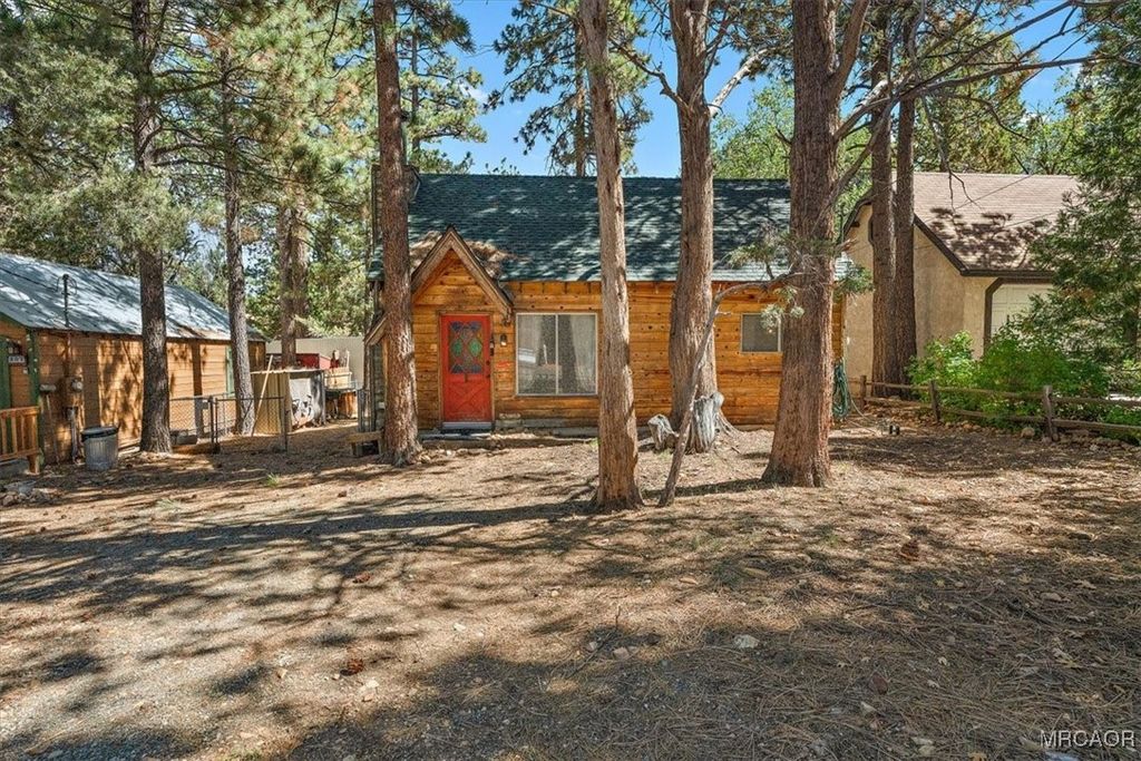 Photo of 313 Leonard Lane, Sugarloaf, CA 92386 (MLS # 32502432)