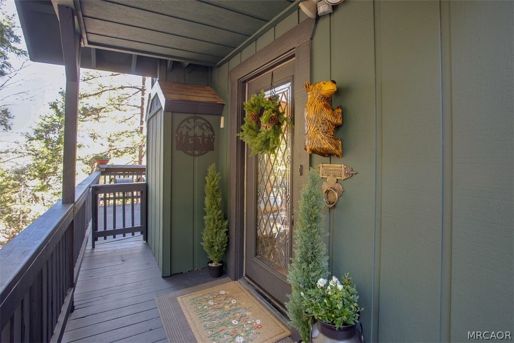 Photo of 401 Grizzly Road, Lake Arrowhead, CA 92352 (MLS # 32600395)