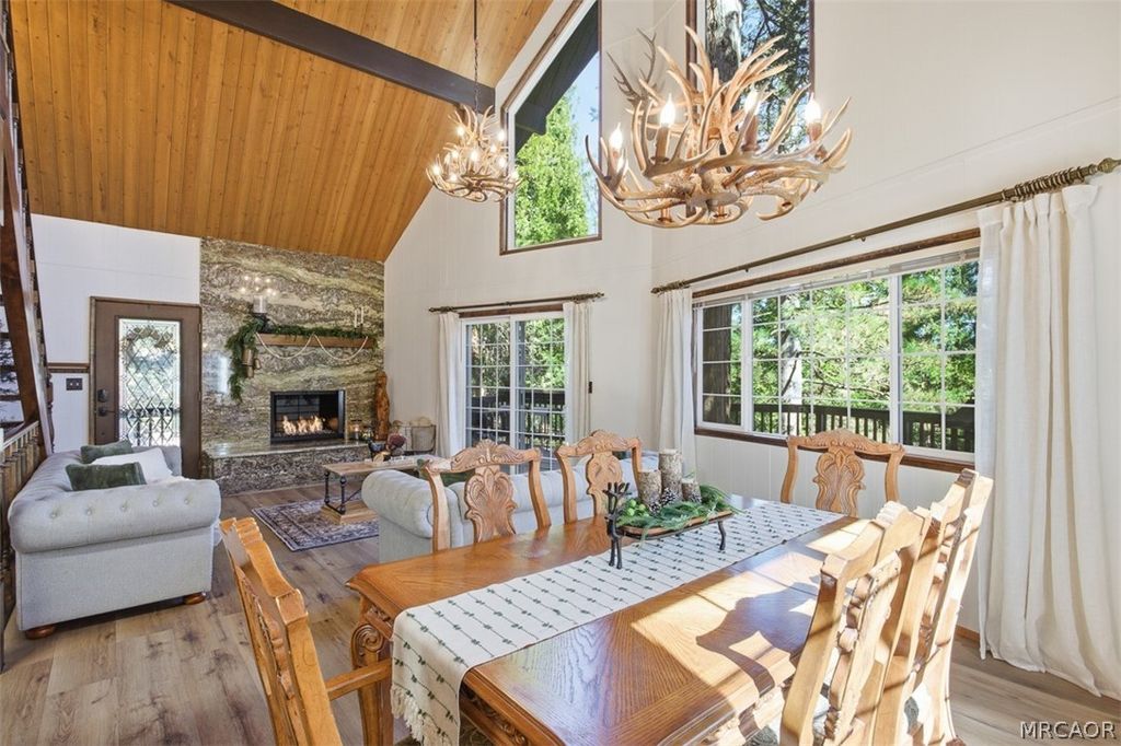 Photo of 401 Grizzly Road, Lake Arrowhead, CA 92352 (MLS # 32600395)