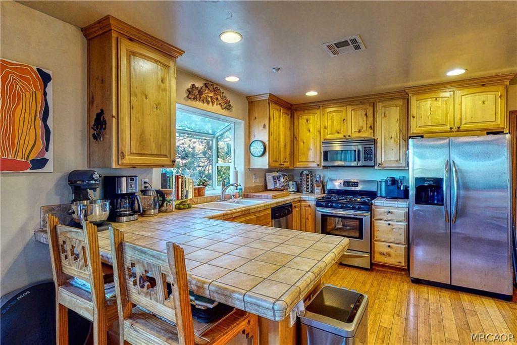 Photo of 863 Grass Valley Road, Lake Arrowhead, CA 92352 (MLS # 32600528)