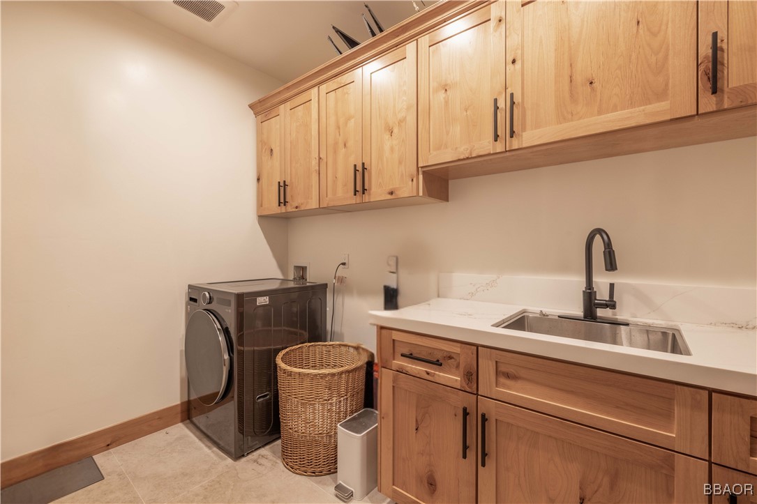 Big Bear City, California, 92314, United States, ,4 BathroomsBathrooms,Residential,Active,1839769