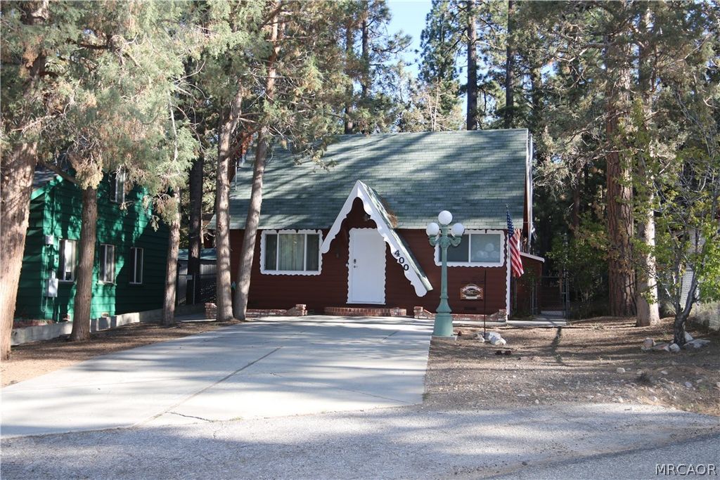 Photo of 400 Shakespeare Lane, Big Bear Lake, CA 92314 (MLS # 32600957)