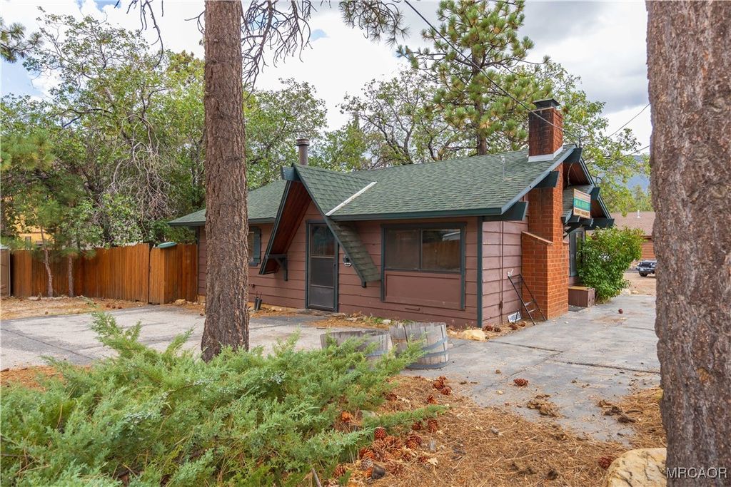 Photo of 479 Maple Lane, Sugarloaf, CA 92386 (MLS # 32502235)