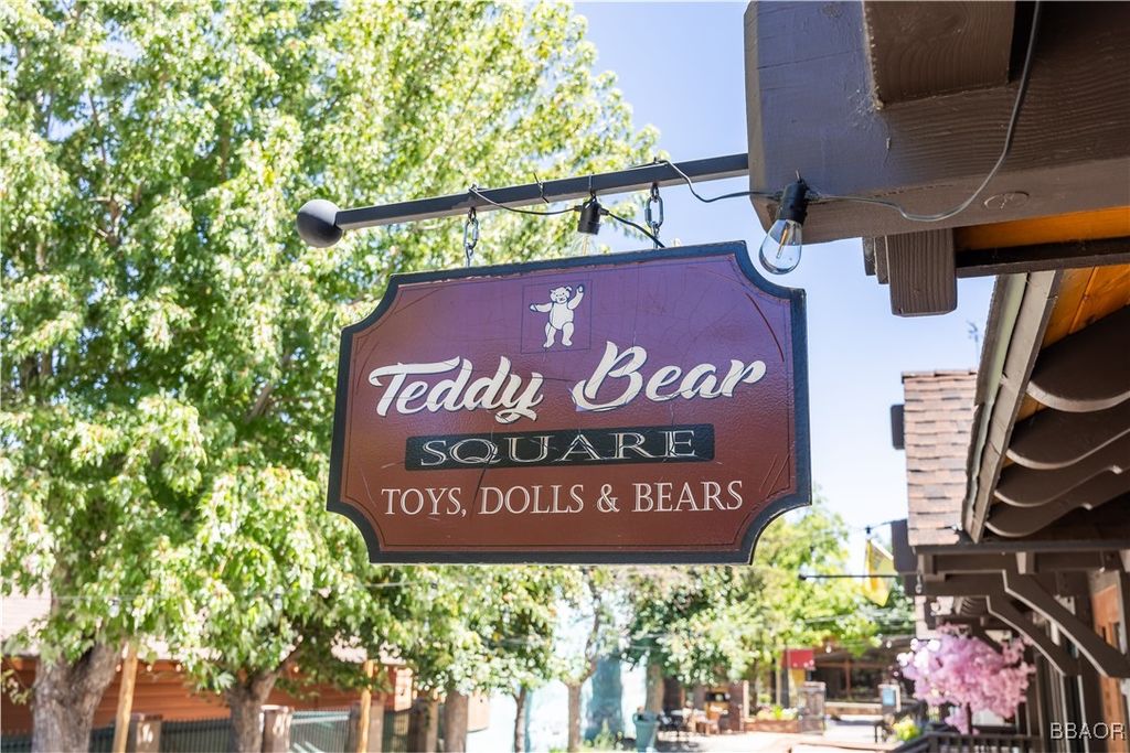 Photo of 652 Pine Knot Blvd, Big Bear Lake, CA 92315 (MLS # 32502113)