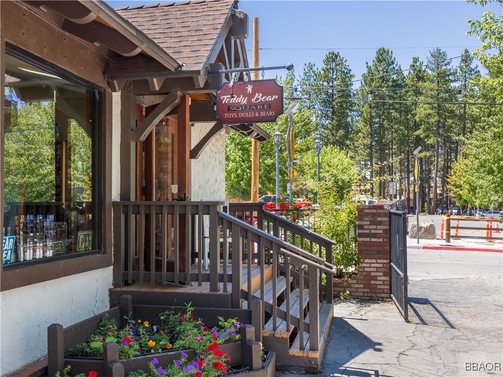 Photo of 652 Pine Knot Blvd, Big Bear Lake, CA 92315 (MLS # 32502113)