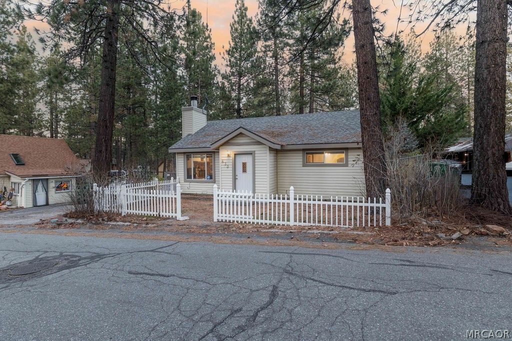 Photo of 433 Conklin Road, Big Bear Lake, CA 92315 (MLS # 32600434)