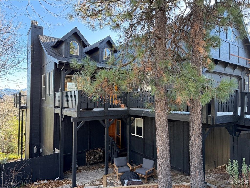Photo of 417 Emerald Way, Lake Arrowhead, CA 92352 (MLS # 32600118)