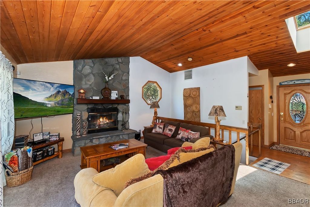 Photo of 1134 Siskiyou Drive, Big Bear Lake, CA 92315 (MLS # 32502158)