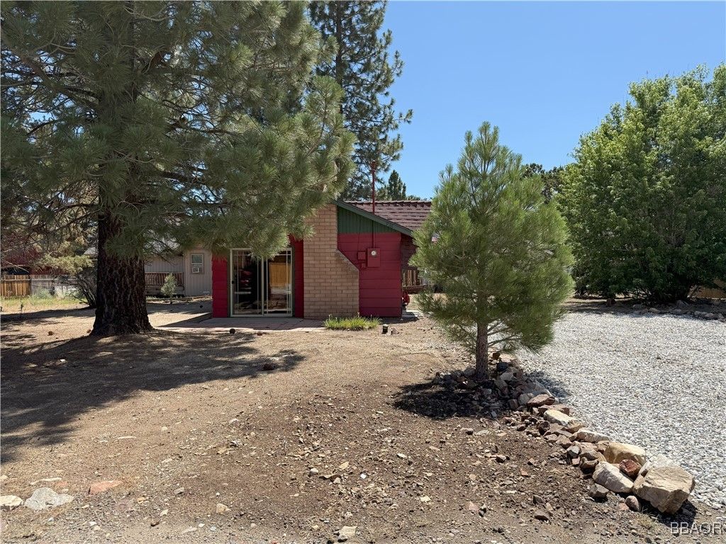 Photo of 936 Pinon Lane, Big Bear City, CA 92314 (MLS # 32501849)