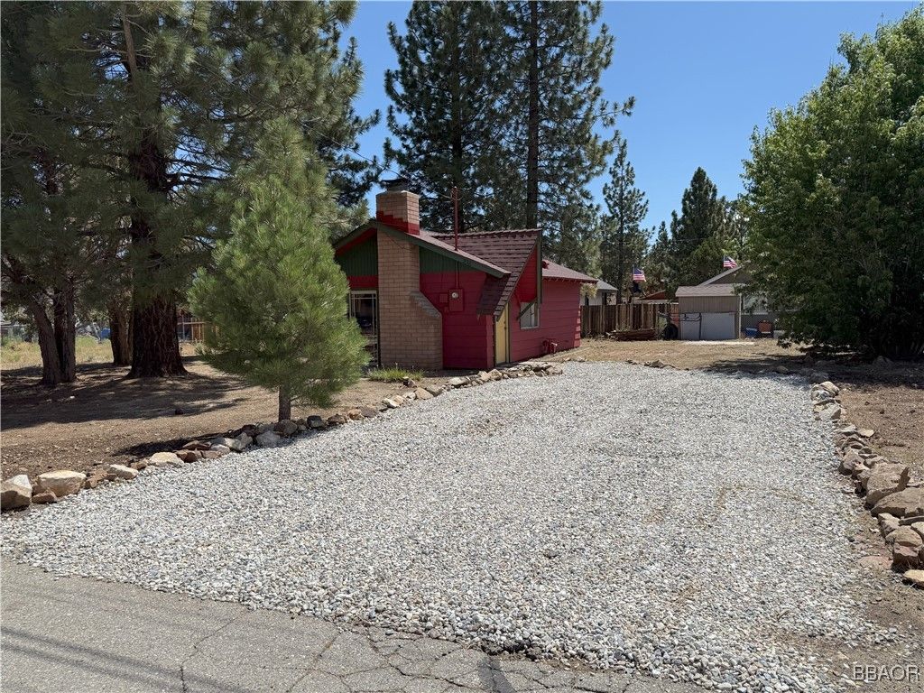 Photo of 936 Pinon Lane, Big Bear City, CA 92314 (MLS # 32501849)