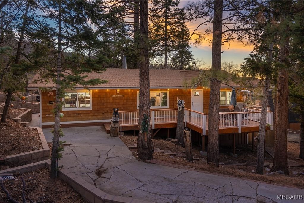 Photo of 1308 Buffalo Court, Big Bear Lake, CA 92315 (MLS # 32600079)